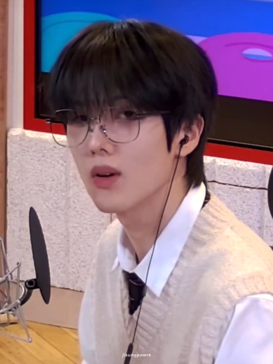 dj jisung 'singing along' to time bomb by all time low 🫠