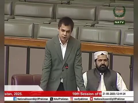 قومی اسمبلی میں آج خضدار میں اسکول بس پر ہونے والے بزدلانہ حملے پر بات کرتے ہوئے، میں نے قوم کے جذبات کی ترجمانی کی۔ یہ حملہ صرف معصوم بچوں پر نہیں، بلکہ ہماری تہذیب، ہماری ثقافتی میراث، اور ہمارے مستقبل پر حملہ ہے۔بلوچ میار ہمیں سکھاتا ہے کہ معصوموں اور کمزوروں کا تحفظ غیرت و عزت کا نشان ہے۔ہم اس قوم سے ہیں جہاں اگر عورت جنگ کے دوران دوپٹہ ڈال دے تو تلواریں نیام میں چلی جاتی ہیں ،پھر ہم اُن درندہ صفت عناصر سے کیسے مذاکرات کریں جو ہماری بچیوں کو نشانہ بناتے ہیں؟ یہ بزدلانہ کارروائیاں نہ صرف ہمارے قومی وقار بلکہ ہمارے صبر و برداشت کو بھی چیلنج کر رہی ہیں۔ میں یہ واضح کرنا چاہتا ہوں کہ پاکستانی قوم، خصوصاً بلوچستان کے غیرتمند عوام،ان سازشوں کو ہر محاذ پر ناکام بنائیں گے۔ ہم اپنے شہداء کی قربانیوں کو رائیگاں نہیں جانے دیں گے۔ یہ سرزمین مقدس ہے اور اس کا دفاع ہم ہر قیمت پر کریں گے۔ پاکستان ہمیشہ زندہ باد🇵🇰