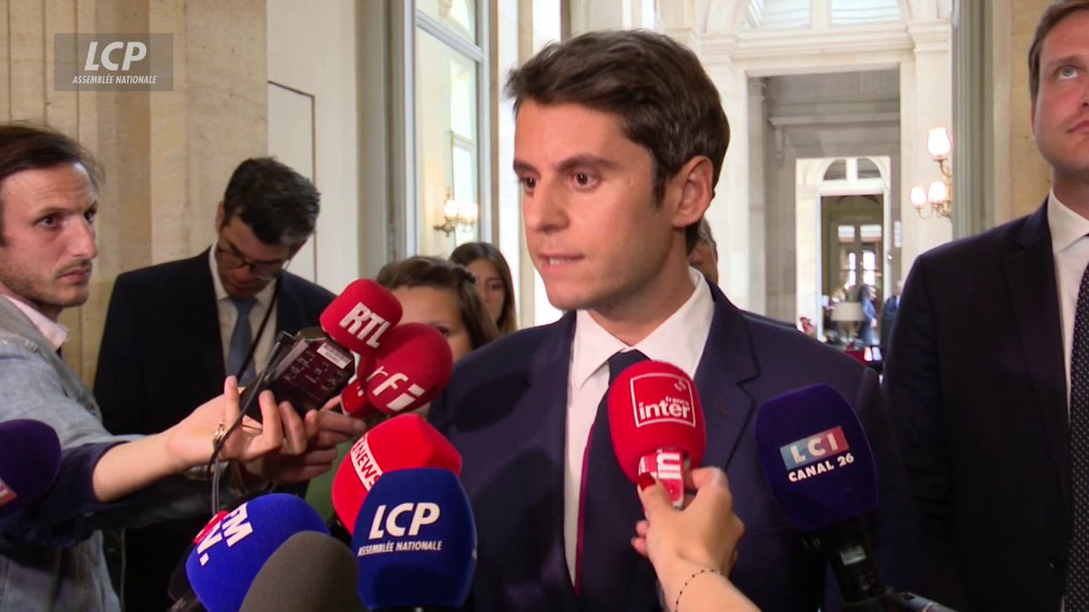 "Une femme qui décide librement de porter le voile, c'est sa décision", souligne Gabriel Attal. "Où est la liberté d'une fillette de 5 ou 6 ans quand on la contraint à porter le voile ? C'est une vraie différence." #DirectAN