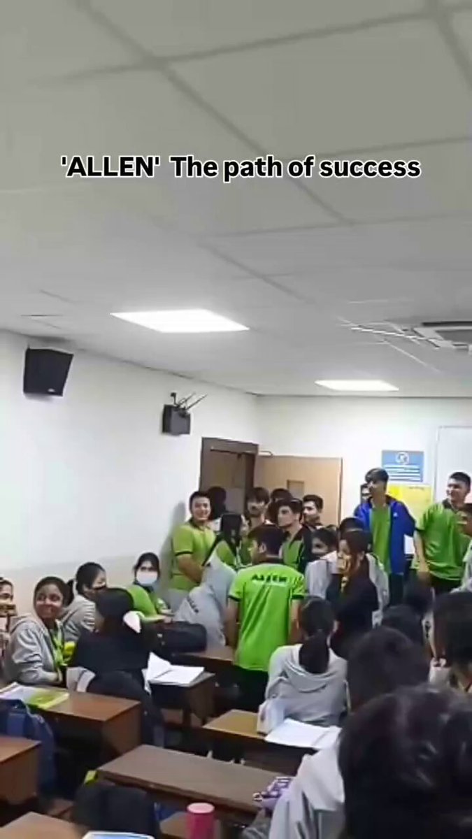 Bottle-Kalesh b/w Bois inside Coaching Institute: