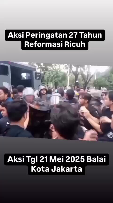 Detik-detik mahasiswa Trisakti menolak teman2 mereka dibawa aparat saat aksi memperingati 27 tahun Reformasi