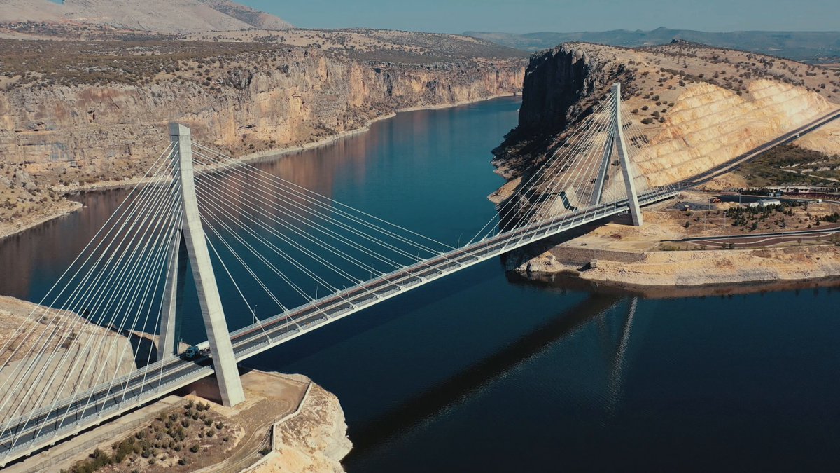 Adıyaman ⏩ Kâhta ⏩ Siverek ⏩ Diyarbakır 🌉 #NissibiKöprüsü ile Atatürk Baraj Gölü'nün su tutmasıyla kara ulaşımının kesintiye uğradığı noktada 🔟 yıldır kesintisiz, güvenli ve konforlu şekilde hizmet veriyoruz.✨ #TürkiyeHızlanıyor 🇹🇷