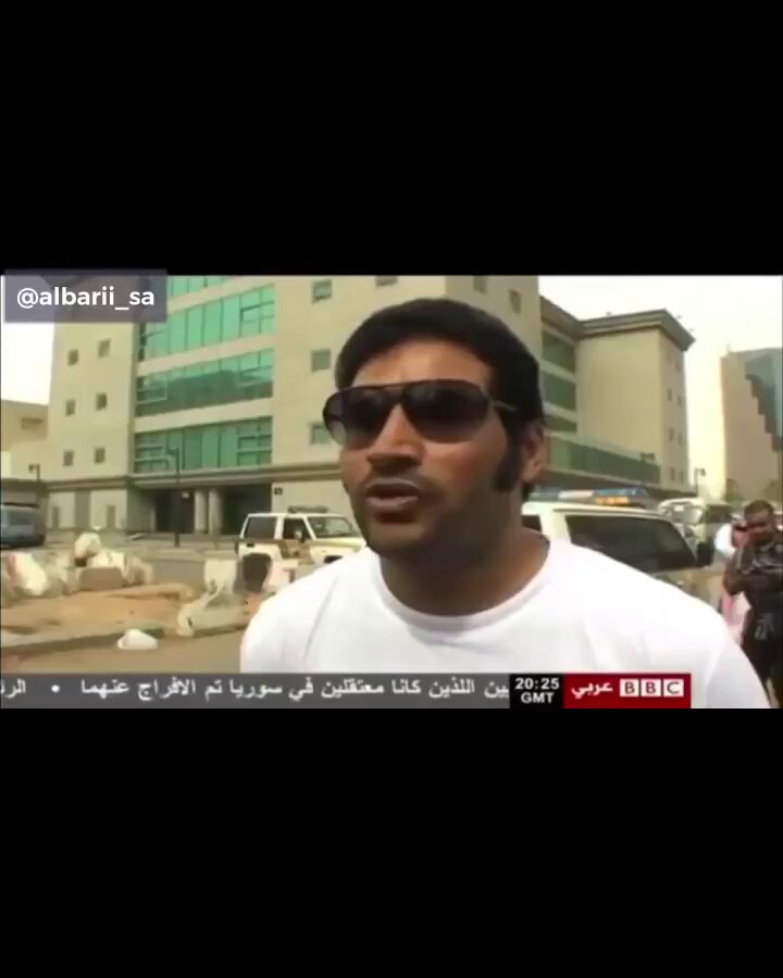 خالد الجهني كان مشرد في الخارج من سنوات ساحبين عليه حتى #خونه_الاوطان وعايش في الشوارع والحين هو في بريطانيا وقالوا له افتح حساب جديد باسم ملثم الرياض وانشر على انك في الرياض، لكن انفضح من اول يوم، نفس النظاره نفس الصوت 😂 واضح اللي معطيه الفكره الشايب الفقيه 🤣🤣