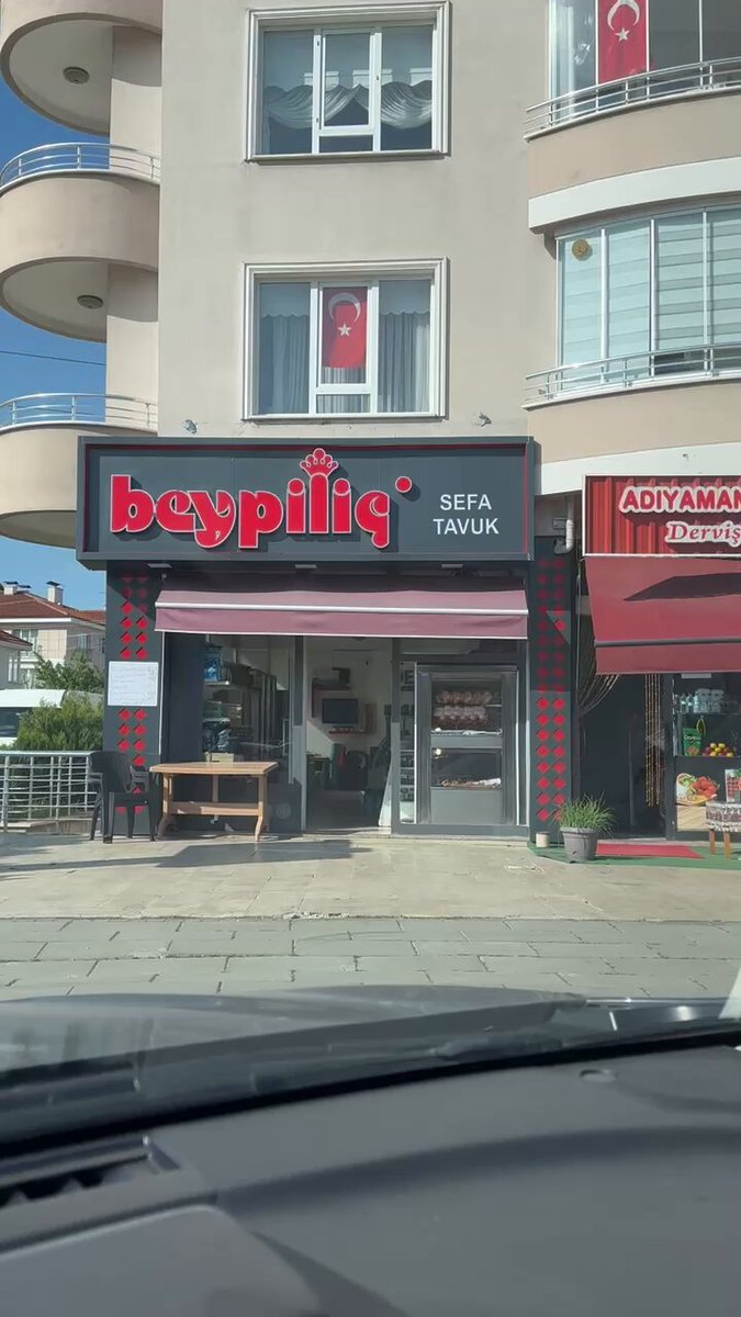 Bolu’da bulunan Beypiliç Sefa Tavuk adlı işletmede, çiğ tavuklar üstte, pişmiş tavuklar altta olacak şekilde pişirme işlemi yapılıyor.