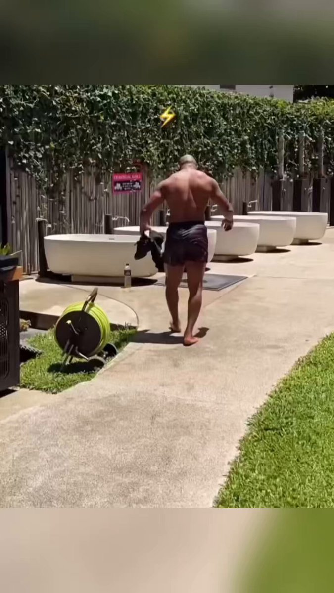 47 year old Yoel Romero arrives at the Russian TUF house JAKKED 👀 💪😳