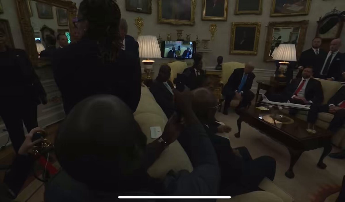 🔴 En direct, Trump confronte le président de l’Afrique du Sud sur le genocide des fermiers blancs et diffuse même la chanson « kill the Boers ». Incroyable. Live à suivre ici The White House