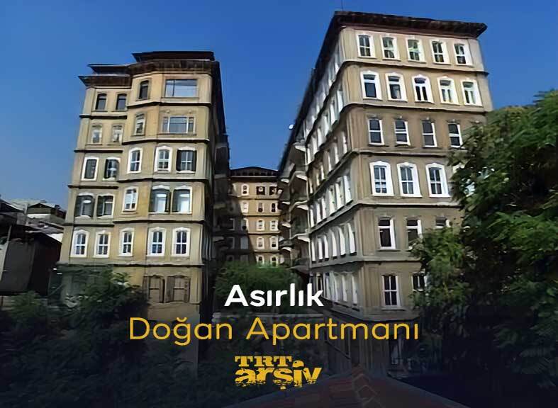 Balkonlarıyla Fransız, kepenk süslemeleriyle İtalyan ama olabildiğince heybetli bir apartman... 2003 yılına uzanıyor; Pera'nın benzersiz yapılarından birine, asırlık Doğan Apartmanı'na konuk oluyoruz. #TRTArşiv