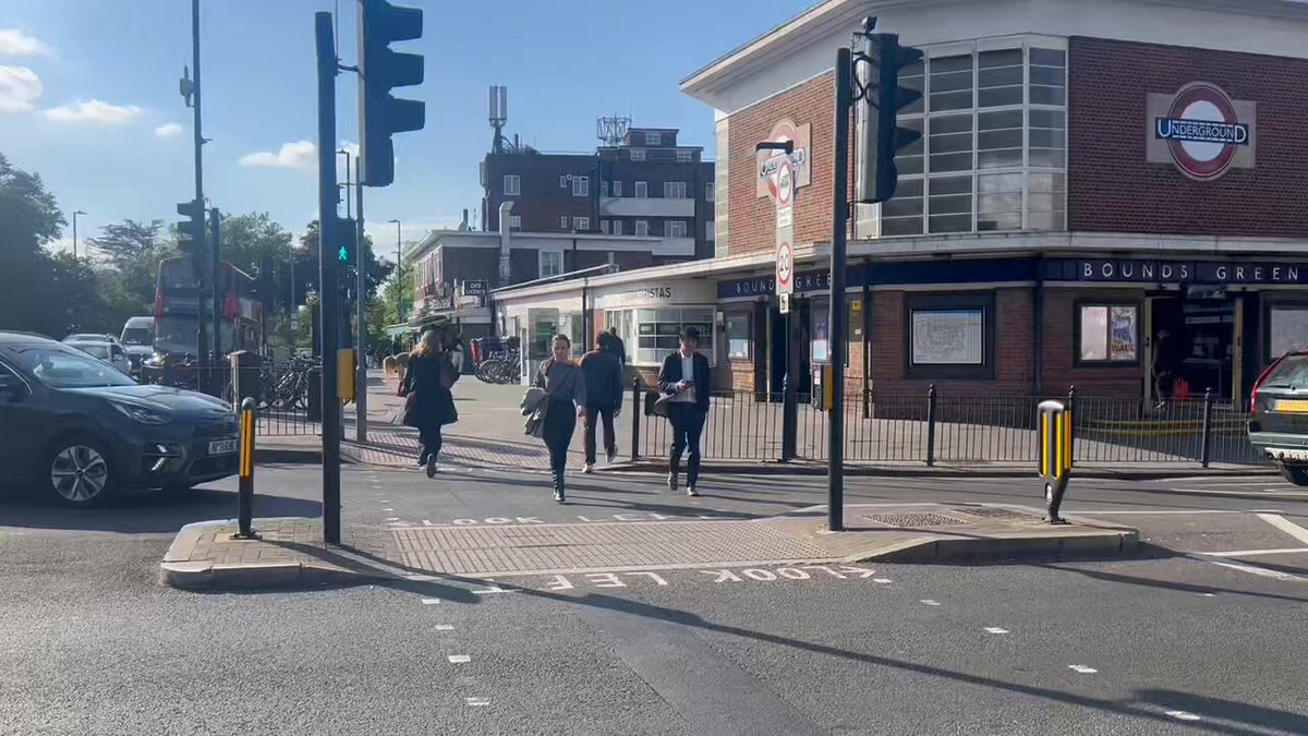 Oh my GOD. NEW VIDEO The junction at Bounds Green just now was INSANE! Note a car and then a truck go through here on a green man, then the traffic gets stuck. These two people get stuck in the middle. … 1/3