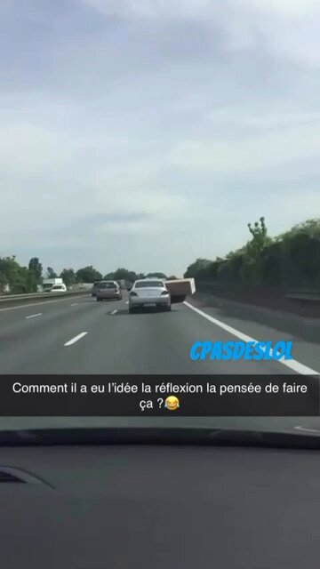 🇫🇷🛣️ INSOLITE | Un homme a été aperçu sur l’autoroute à Aulnay-sous-Bois transportant dangereusement un réfrigérateur dépassant de l’arrière de sa voiture.