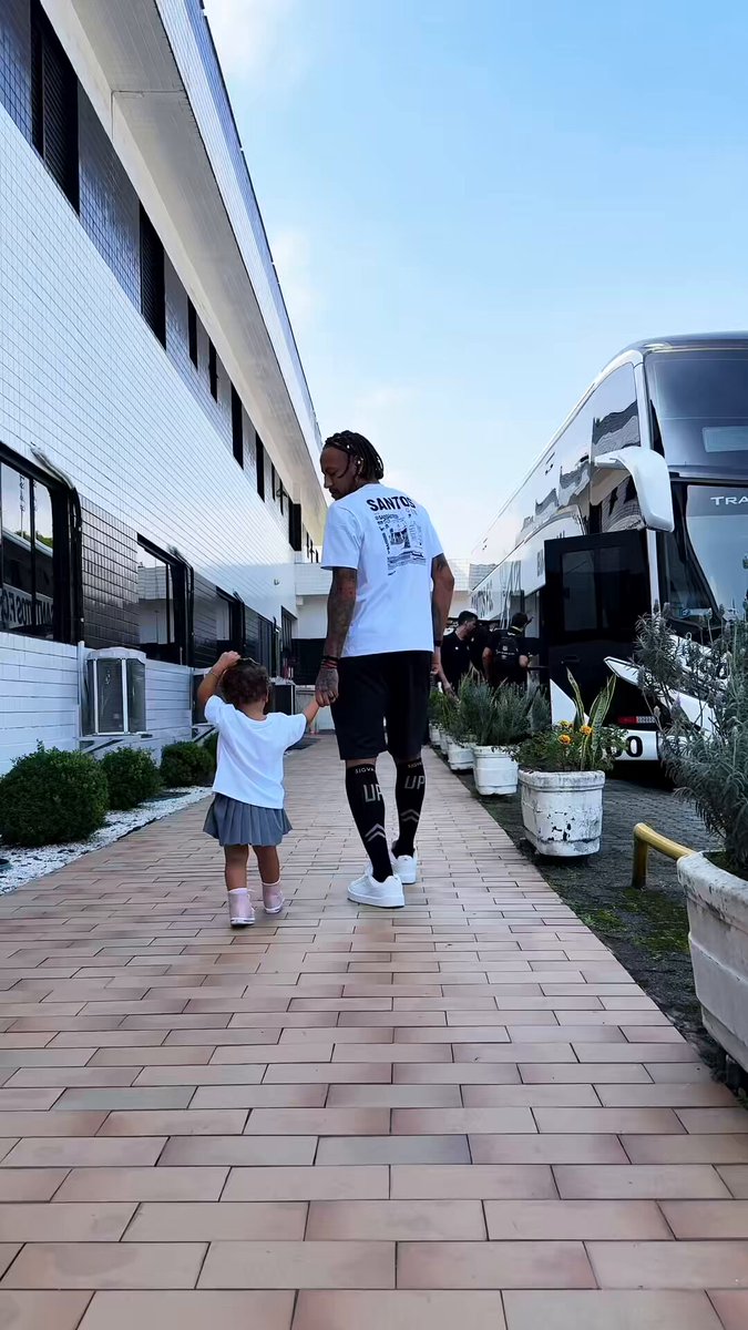 A Mavie dando tchau pro papai antes da viagem! 😍