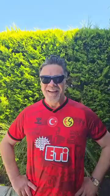Beyazıt Öztürk, Eskişehirspor'un 60. Yıl formasını giydi ve şampiyonluğunu kutladı.