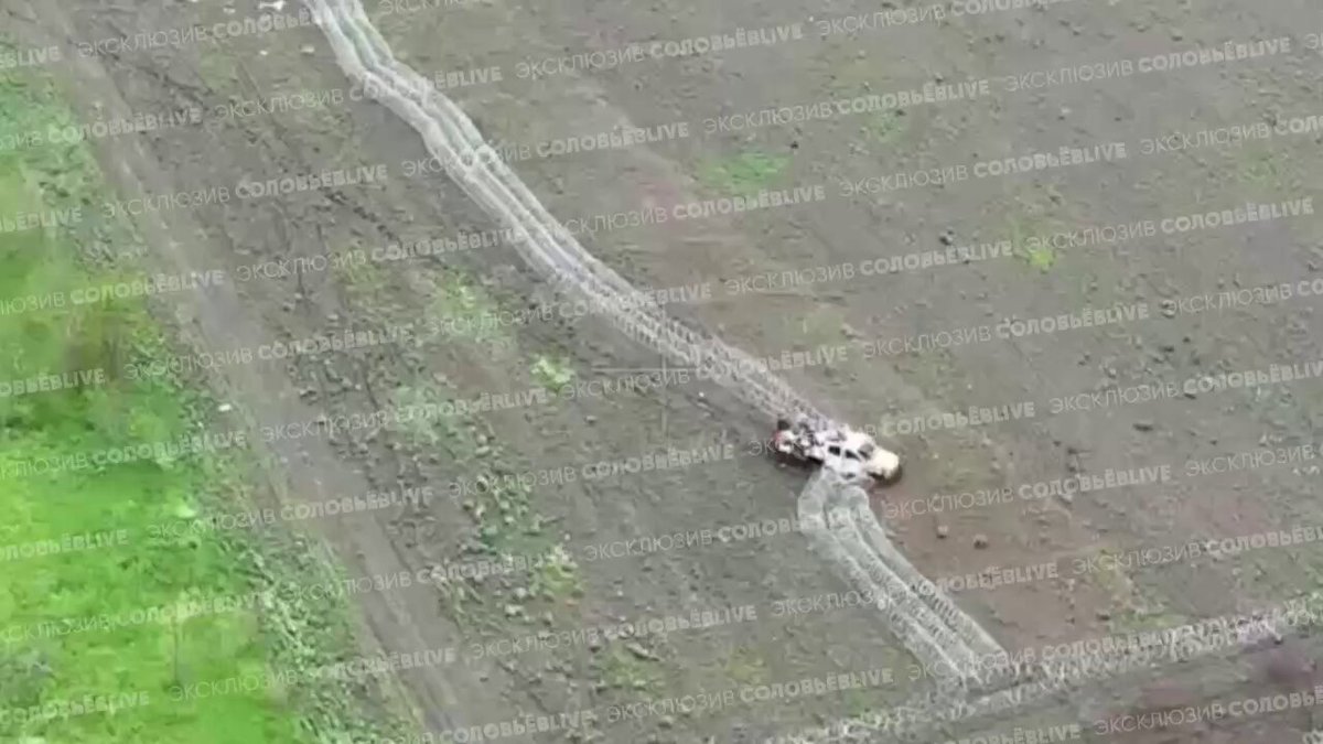 Regarding the footage allegedly showing Russian soldiers on the border with Dnipropetrovsk Oblast, I don't think this is actually where it claims to be. The border in the Novopavlivka direction is situated on a treeline, while the border in the Komar direction doesn't have any barbed wire. Unless new barbed wire has been erected in the past few weeks, this was probably filmed somewhere nearby.