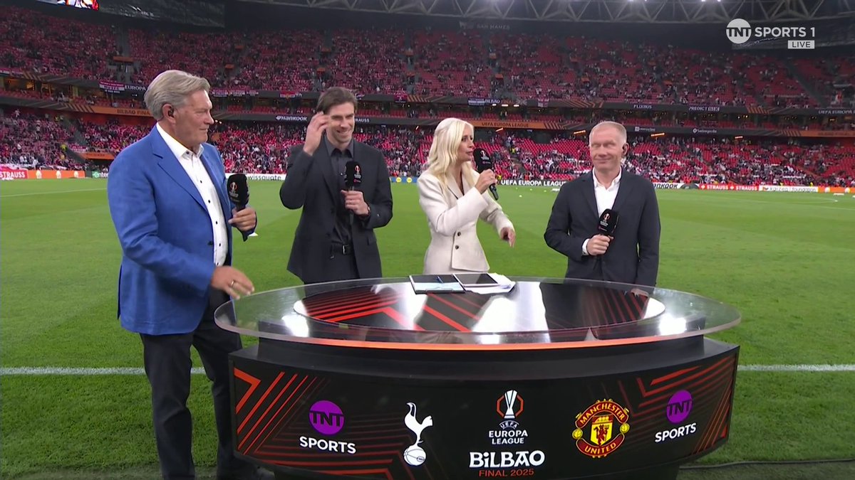"I think it's a bit derogatory to speak about such a great football club like that" Paul Scholes discusses the "Lads, it's Tottenham" quote 👀 🎙️ Lynsey Hipgrave | 📺 TNT Sports &amp; discovery+ UK
