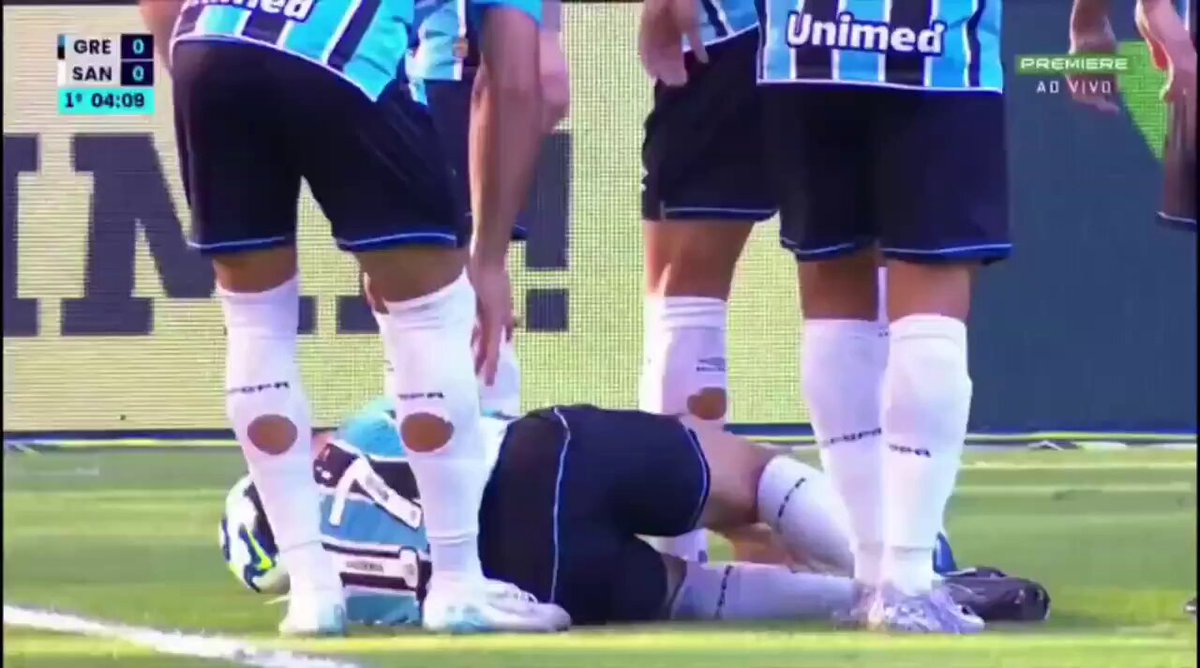 #Brasileirão2025 Grêmio 1x0 Santos - No mesmo jogo, Luan Peres dá forte solada em Dodi. Advertido com o amarelo. Brasileirão 2025 04/05/2025 Árbitro: Bruno Arleu de Araujo