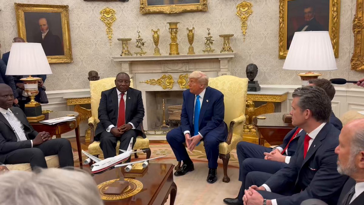 President Cyril Ramaphosa 🇿🇦 in the Oval Office with President Donald Trump ahead of official talks.