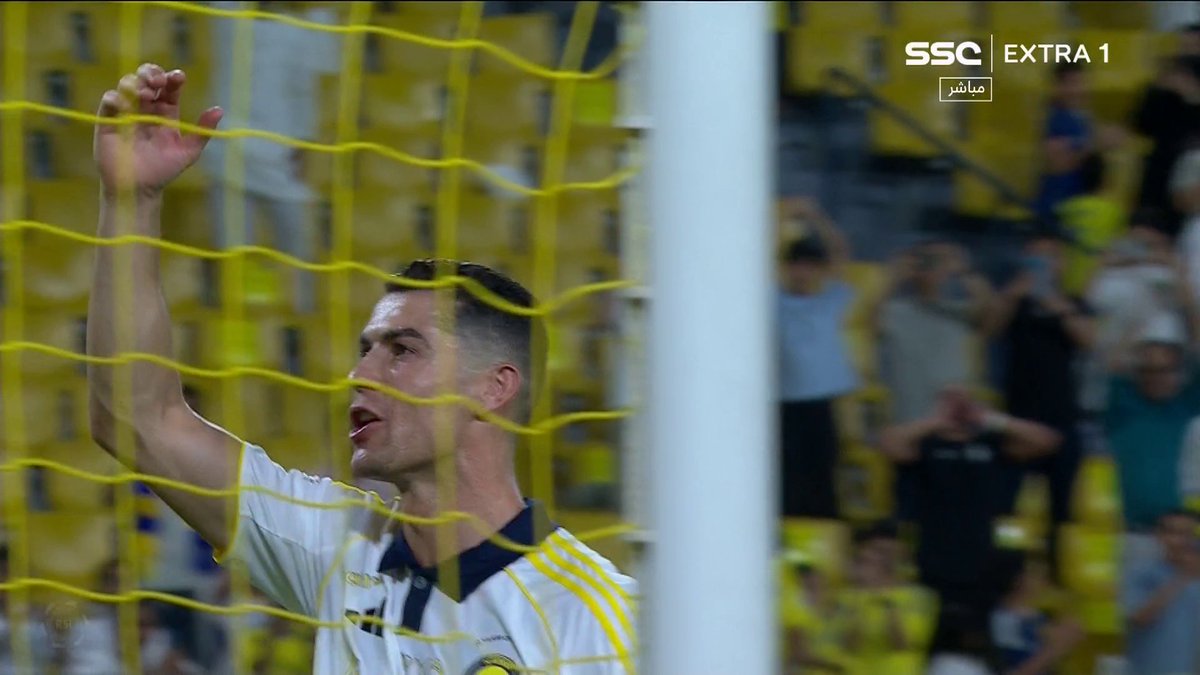 رونالدو مع الجمهور النصراوي بعد نهاية المباراة..
