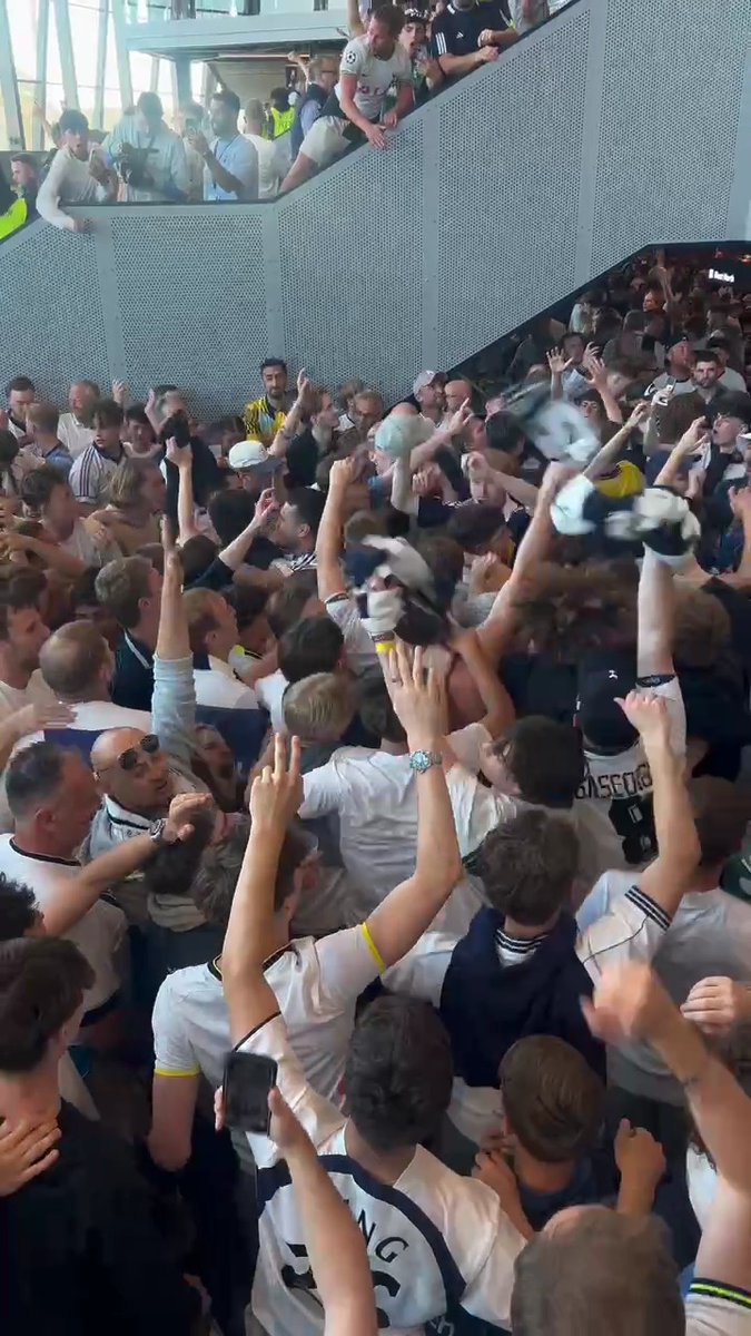 “Oooooh, Ange Postecoglu.” 🎶 Tottenham fans show their support for the manager 👏
