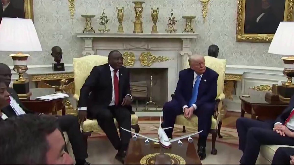 🚨| Reportero: «Genocidio es una palabra muy fuerte. Me pregunto si ya decidió que se está produciendo un genocidio en Sudáfrica». Presidente Trump: "No he tomado una decisión... Estoy intentando salvar vidas, sin importar dónde". GRANDE TRUMP👏🏻