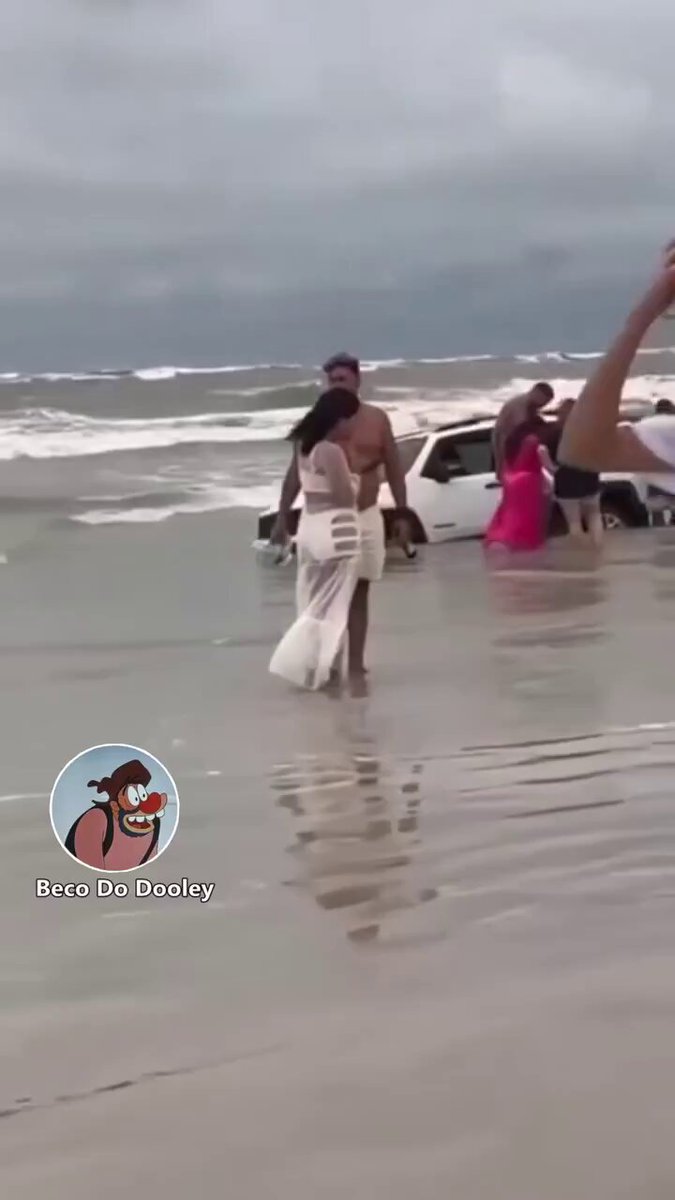 Em uma imagem, com dezenas de pessoas, veja como é fácil identificar o dono do carro 😂😂😂
