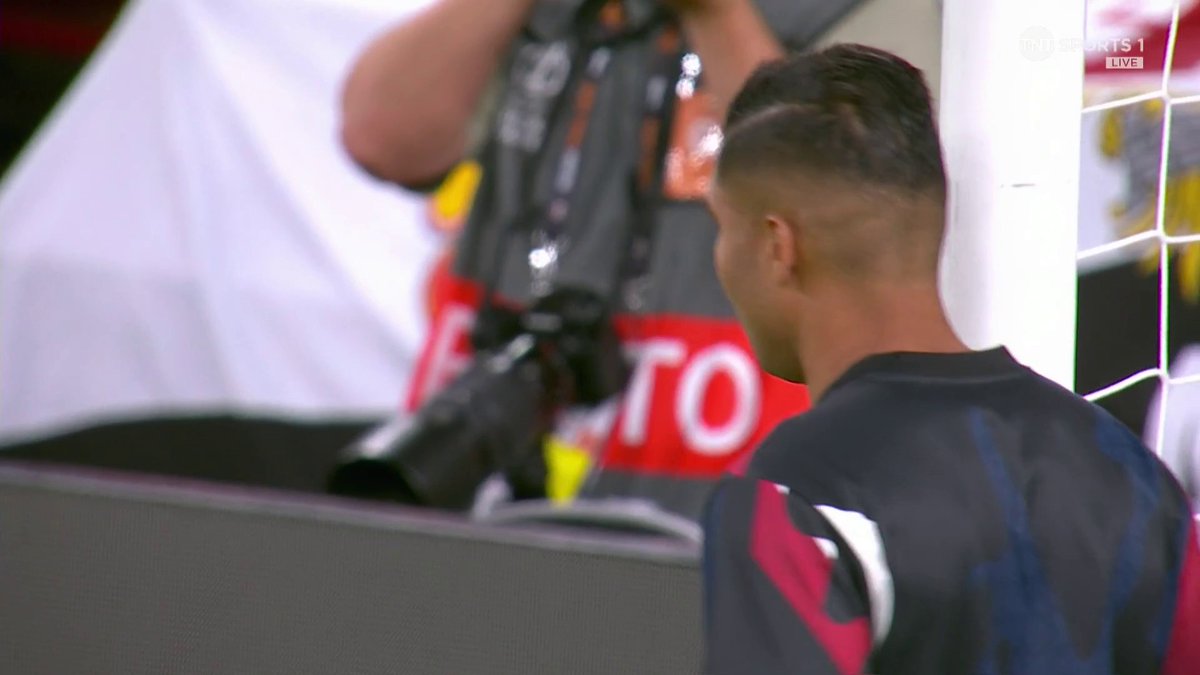 "He's one of the most professionals I've ever been with" 🤩 The team talk about Casemiro's impact on this Manchester United team, his influence and his experience in European Finals before 🏆 📺 TNT Sports &amp; discovery+ UK