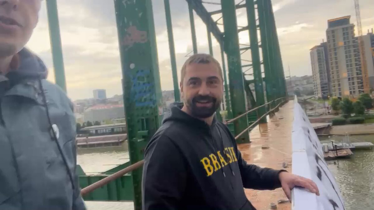 Pušteni smo Dule i ja! Hvala svima na brizi a rečnoj patroli na profi tretmanu. Molim sve da fokus bacimo na Mladena, Srđana i divnog Davora kome su slomili nos a koji su i dalje u nelegalnom pritvoru. Njih da oslobodimo i teramo dalje svi zajedno. Sve prolazi, BEOGRAD OSTAJE!