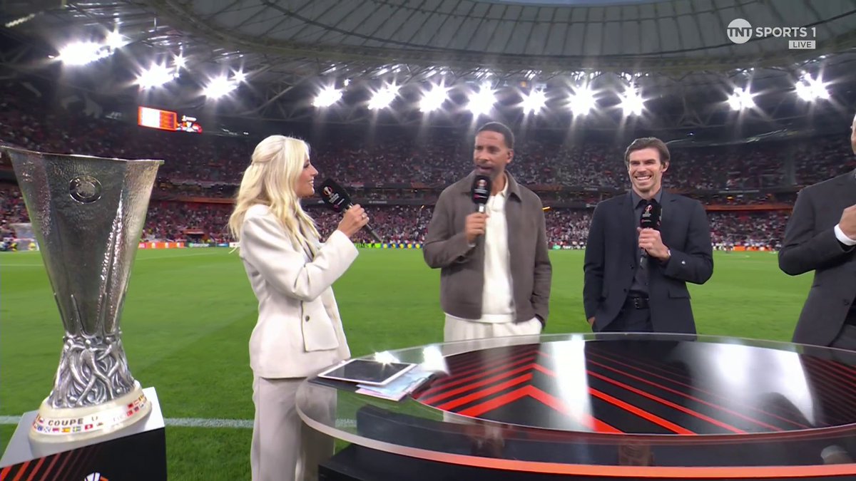 "As long as you get your hands on it, you can throw it about and do what you want" 🤣 Rio Ferdinand doesn't see an issue with the Europa League trophy not having handles 👀 📺 TNT Sports & discovery+ UK
