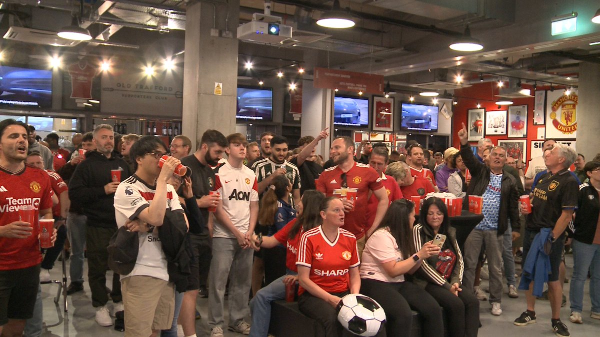 The #MUFC fans are getting in the mood at @HotelFootballUK! 👏