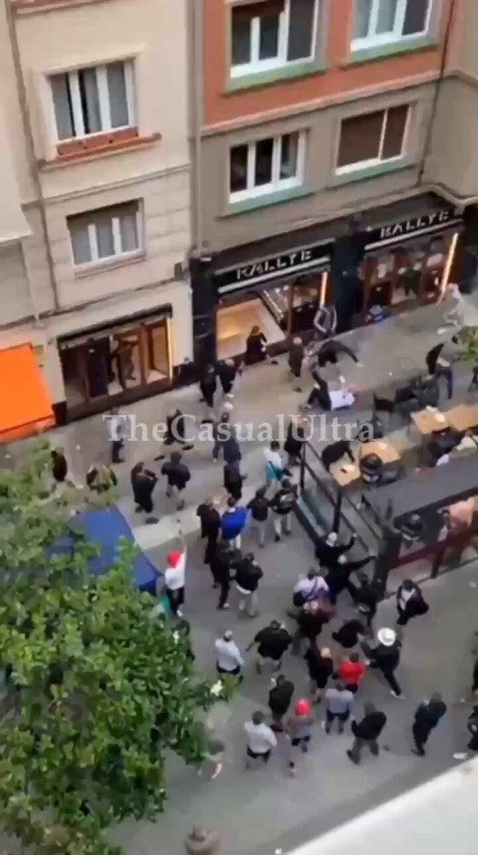 Manchester United &amp; Tottenham fans clashing in the streets of Bilbao this afternoon 🇪🇸💥🪑