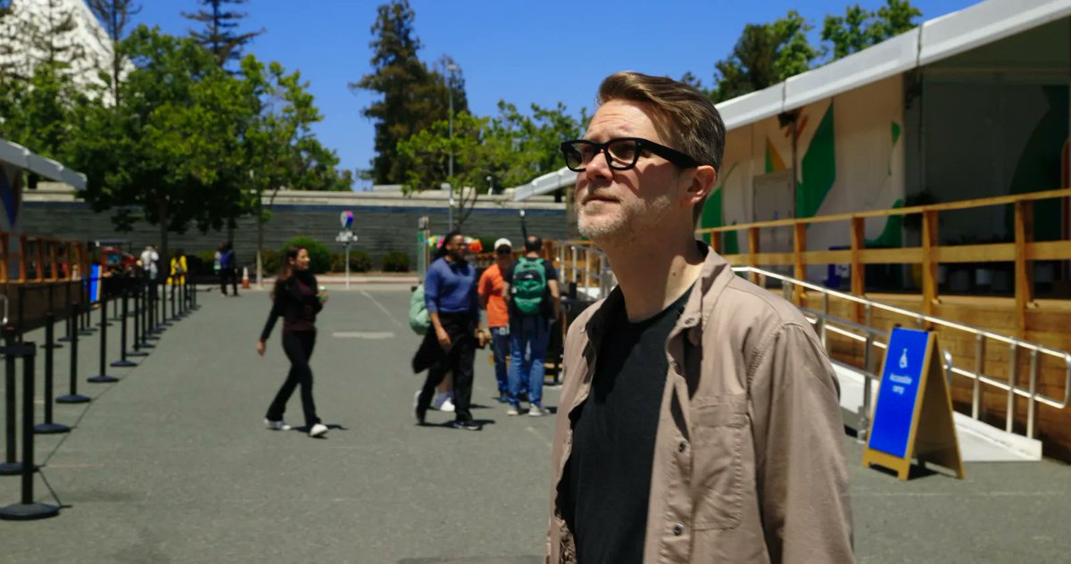 Watch Dieter Bohn test out the Android XR prototype glasses and see what they can do 👓✨