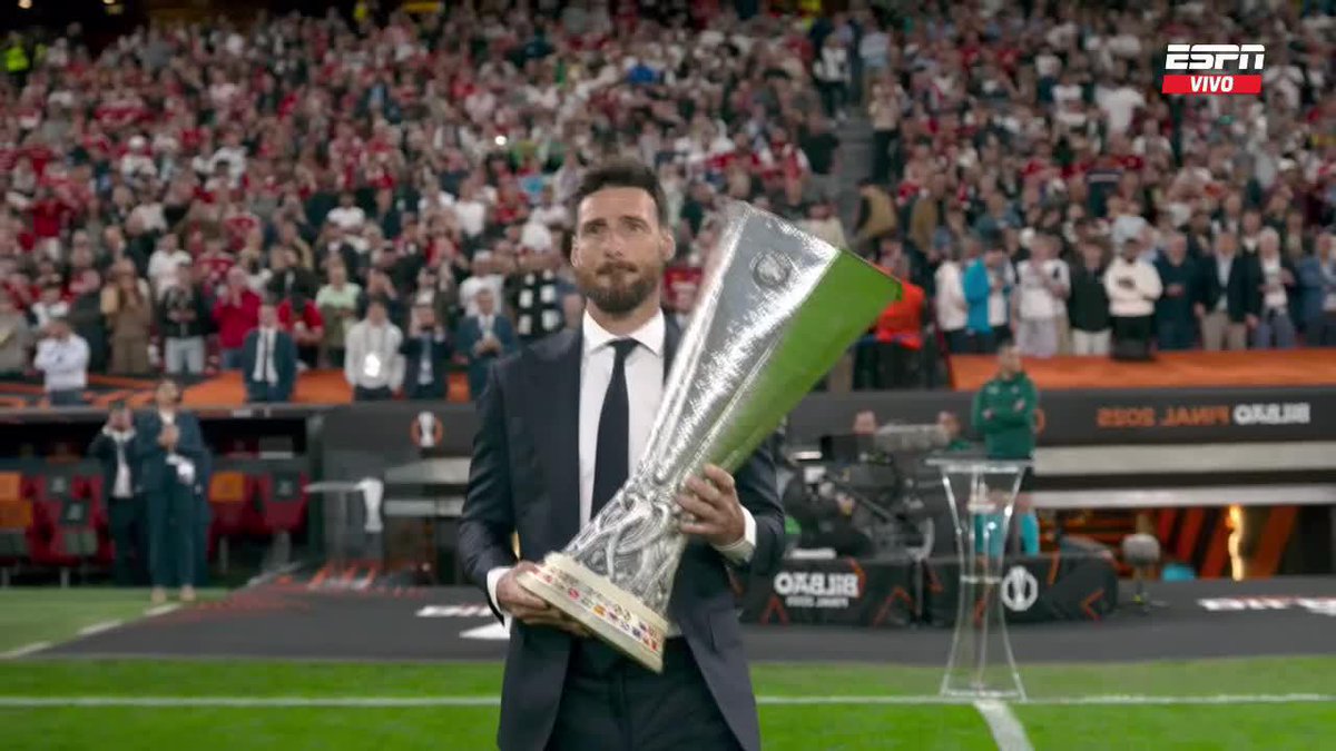 Aritz Aduriz, emblema de Athletic Club y un delantero implacable, fue el encargado de exhibir el trofeo de la Europa League 🏆 que se están disputando Manchester United y Tottenham.