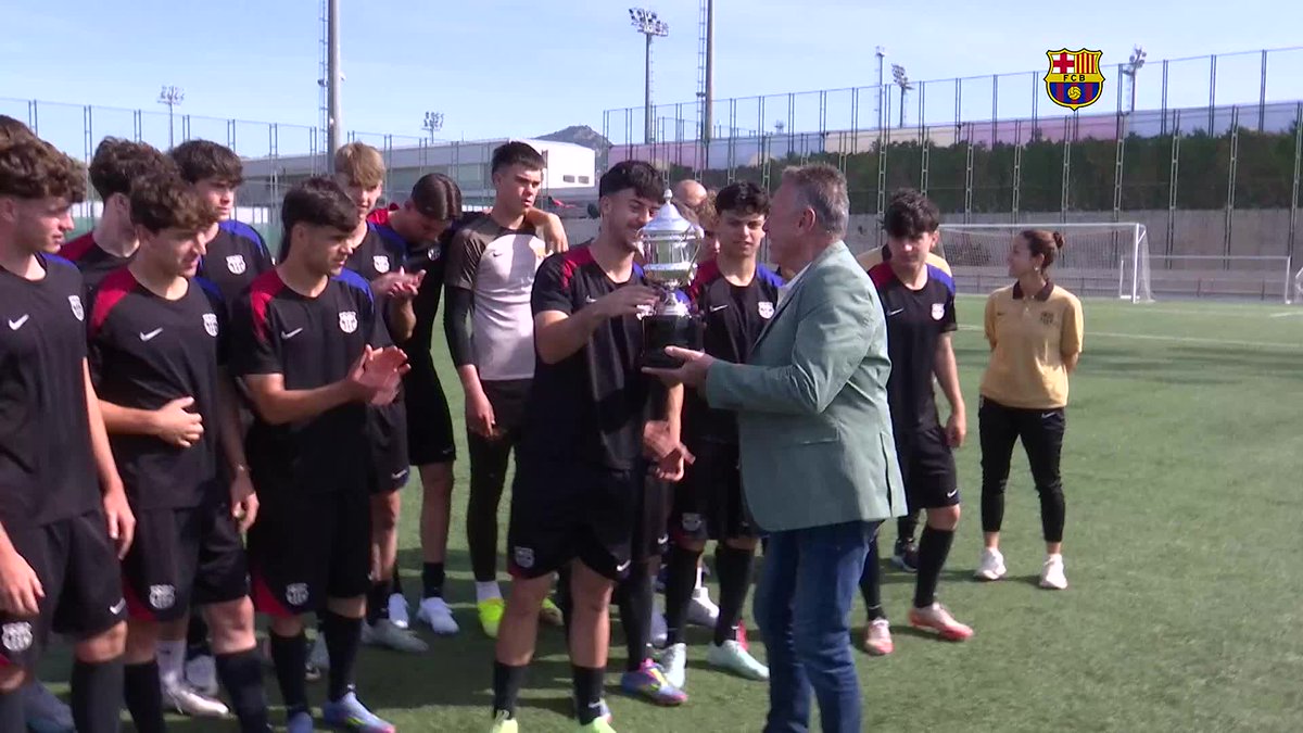 🎥 Així ha estat l’entrega del trofeu de la Lliga Divisió d’Honor al Juvenil A 💙❤️