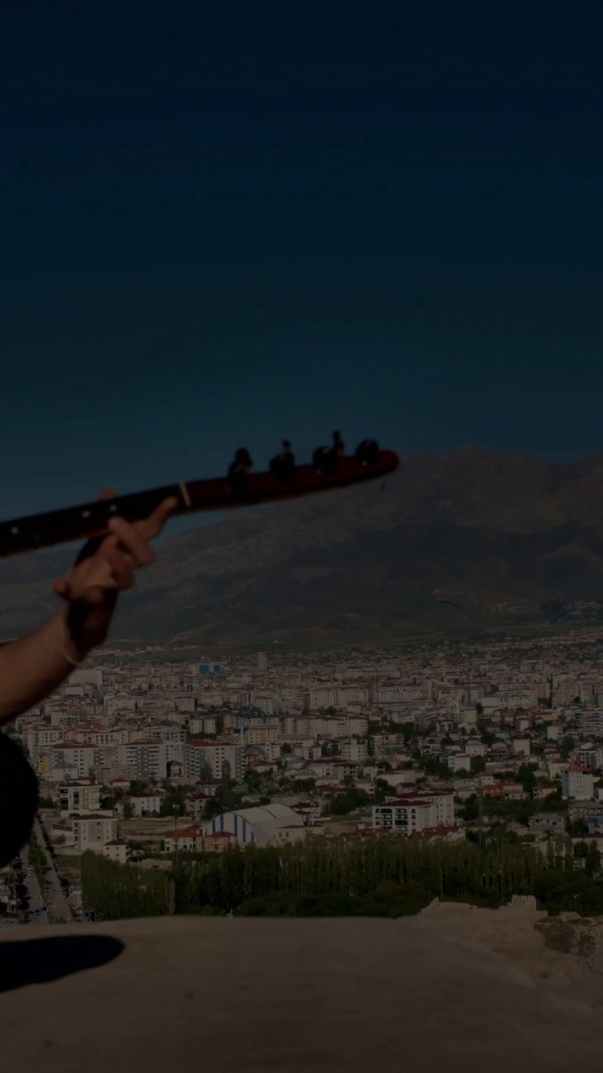 Bu şehir hazır! Yarın sahada sadece 11 kişi değil, milyonların duası, yüreği ve inancı olacak. Van halkı tek yürek oldu, hislerini dile getirdi: “Yanınızdayız, inanıyoruz, bu yolun sonu zafer!” Vansporfk