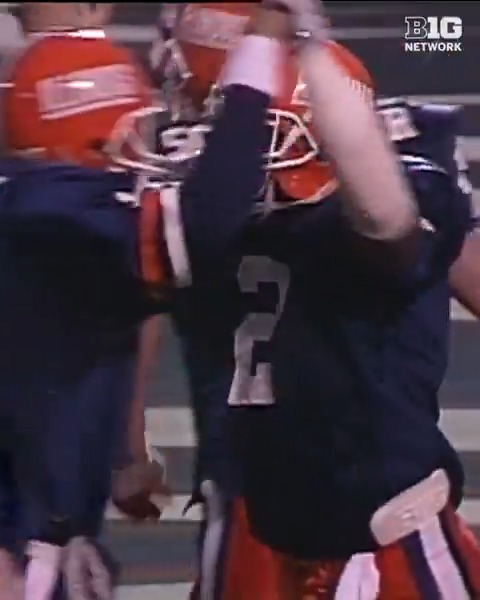 Jeff George 👉 Mike Bellamy x 3️⃣ We're taking a look back at each of the WR's Illinois Football single-game record-tying TD grabs in a 1989 win over Indiana. #WaybackWednesday x #B1GFootball