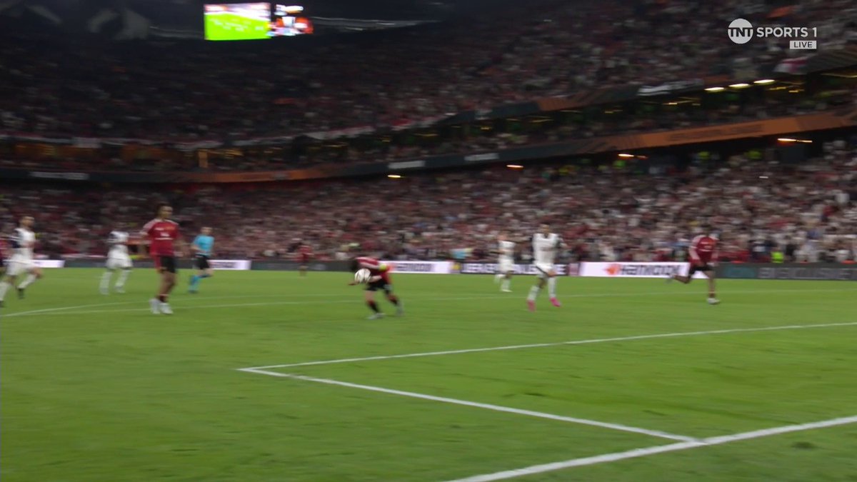 Bruno will think he should have done better - a glorious chance for the Man Utd captain but he can't send his header on target ❌ 📺 TNT Sports & discovery+ UK