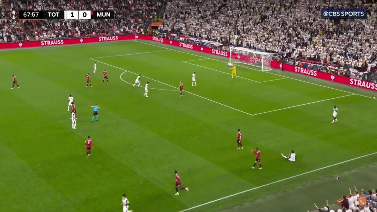 WHAT A MOMENT. THIS GOAL LINE CLEARANCE FROM MICKY VAN DE VEN 🤯