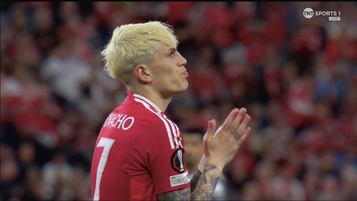 Man Utd are piling on the pressure now, and it's the sub Garnacho who cuts in and his shot is brilliantly turned round the post by Vicario 🧤 📺 TNT Sports & discovery+ UK