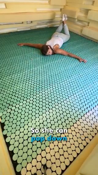 Revealing the PopSocket floor to my GF
