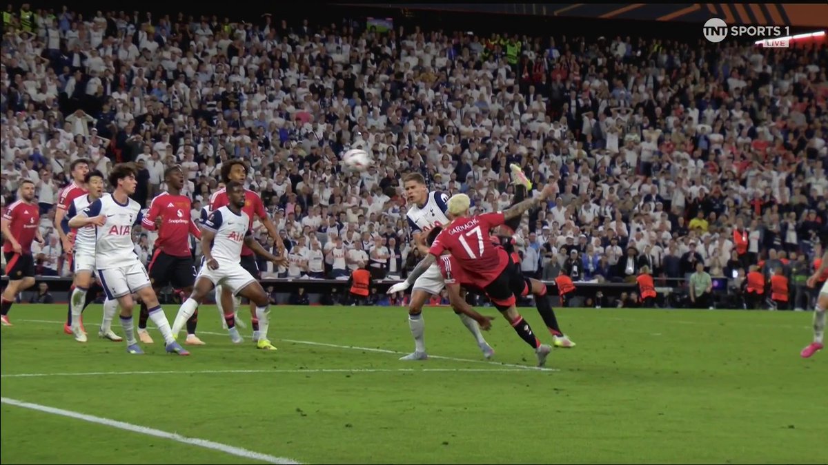 Is that it for Man Utd?! Vicario brilliantly keeps out Shaw's header and then Casemiro's acrobatic effort hits the side netting! 🤯 📺 TNT Sports &amp; discovery+ UK