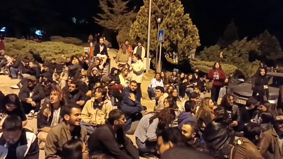 Beytepe Kampüsü | Polis kalkanlarının arkasına sığınan ülkücü faşist çeteler kafalarını uzatırsa devrimcileri görebilir. Biz sabaha kadar buradayız. Hacettepe faşizme mezar olacak.