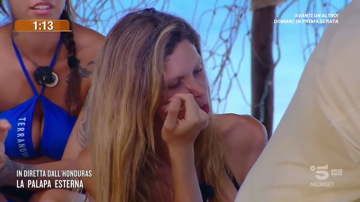 Carly infrange le regole mangiando gli spaghetti di nascosto. Veronica: "E NON MI FARE LA FACCIA DA SANTA!" #Isola