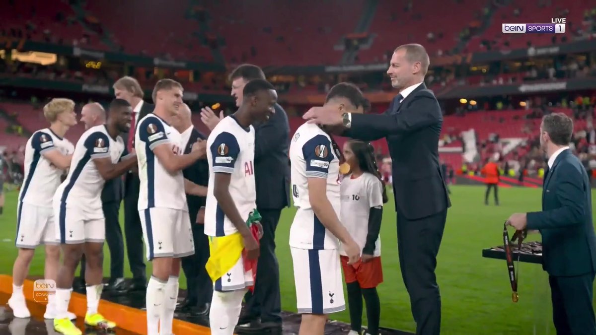 شاهـــد مراسم تتويـــج توتنهام بلقب الدوري الأوروبي #نهائي_الدوري_الأوروبي | #الدوري_الأوروبي | #مانشستر_يونايتد_توتنهام #UELfinal