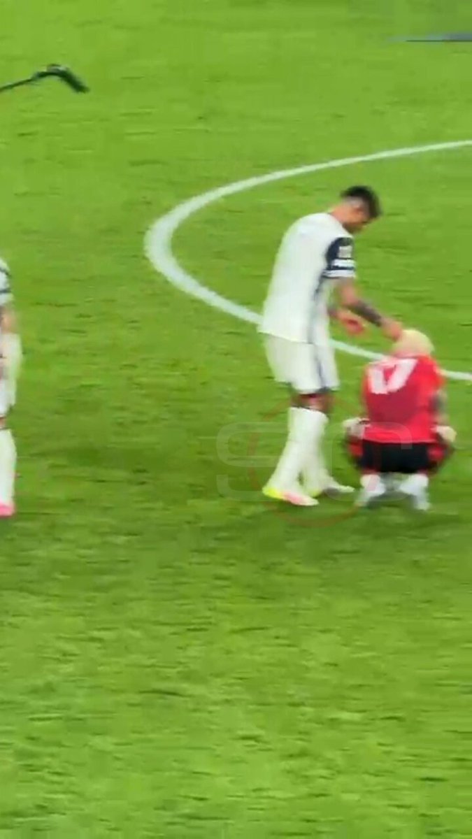 ¡AMIGOS SON LOS AMIGOS! Cuti Romero, en medio de los festejos por Tottenham campeón, se acercó a consolar a Garnacho.