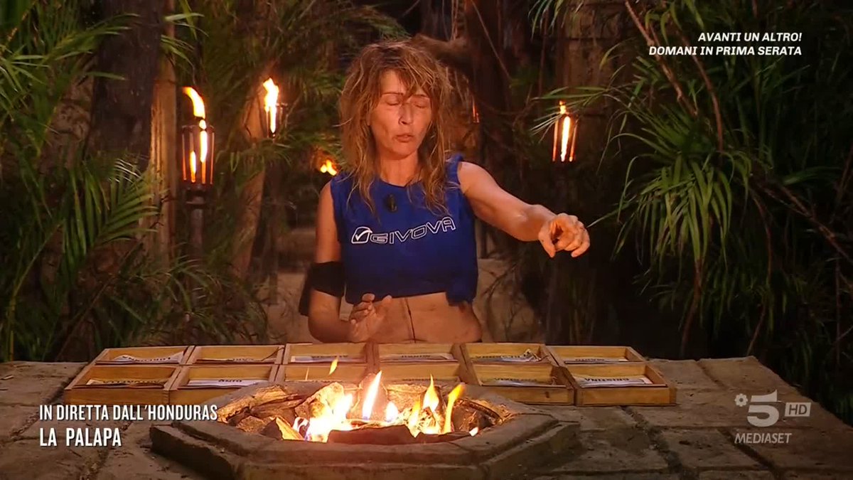 "È venuto ad imbruttirmi e ad urlarmi in faccia" Loredana spera che il pubblico si sia fatto un'idea chiara di quello che è successo e nomina Mirko per le discussioni avute nei giorni precedenti. #Isola