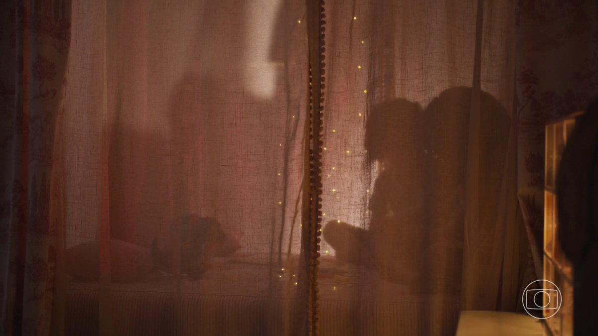 "Essa é minha mãe, ela morreu." "'Eu só conheço minha mãe, meu pai tá pre.... viajando." "É longe?" "É. Mas ontem tio Marlon foi na escola. Tava chovendo e minha mãe dançou com ele." "COMO É? Marlon e Kami dançaram na chuva? DEDÉ!!!" 🗣️🗣️🗣️#Donademim