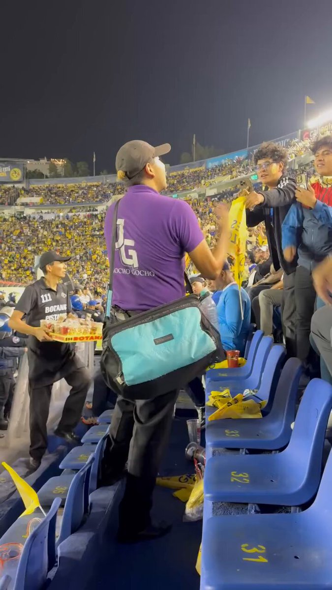 Los que venden en el Estadio Ciudad de los Deportes haciendo cuentas de lo que vendieron. El culero de los Jochos: