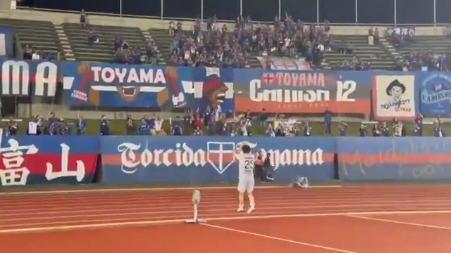2018、2019シーズンに #カターレ富山 に在籍 #前嶋洋太 選手がゴール裏へ 富山サポーターさん 温かい拍手と声援 ありがとうございました 🏆JリーグYBCルヴァンカップ 1stラウンド 3回戦🏆 #カターレ富山 1-2 #アビスパ福岡 30周年SPユニ💙 5/25(日)までの限定販売 購入はコチラ👇 📺放送は #スカパー！ 📺配信は #SPOOX / #Lemino #avispa