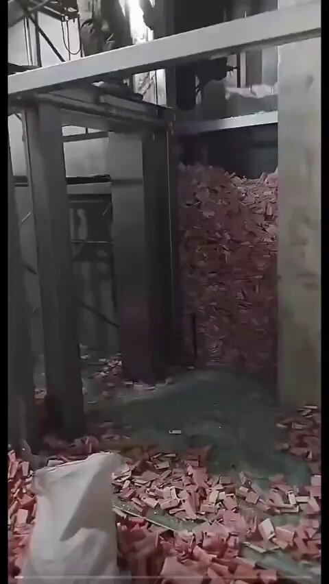 🔥 确认了视频为第二十届中央委员，广西壮族自治区党委副书记，自治区人民政府主席、党组书记蓝天2025年5月被抄家！貌似家里还有一面金砖墙...... 💥 中共官员们都喜欢进口车，红旗车只为作秀而存在！