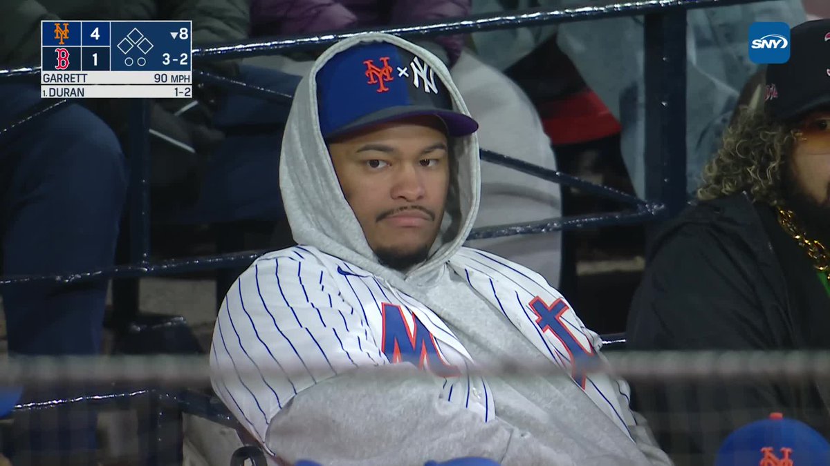 This right here is the one thing I despise about Carmelo Anthony whenever I see him He’s ALWAYS rockin’ the split NY hat and I can’t stand it 😂