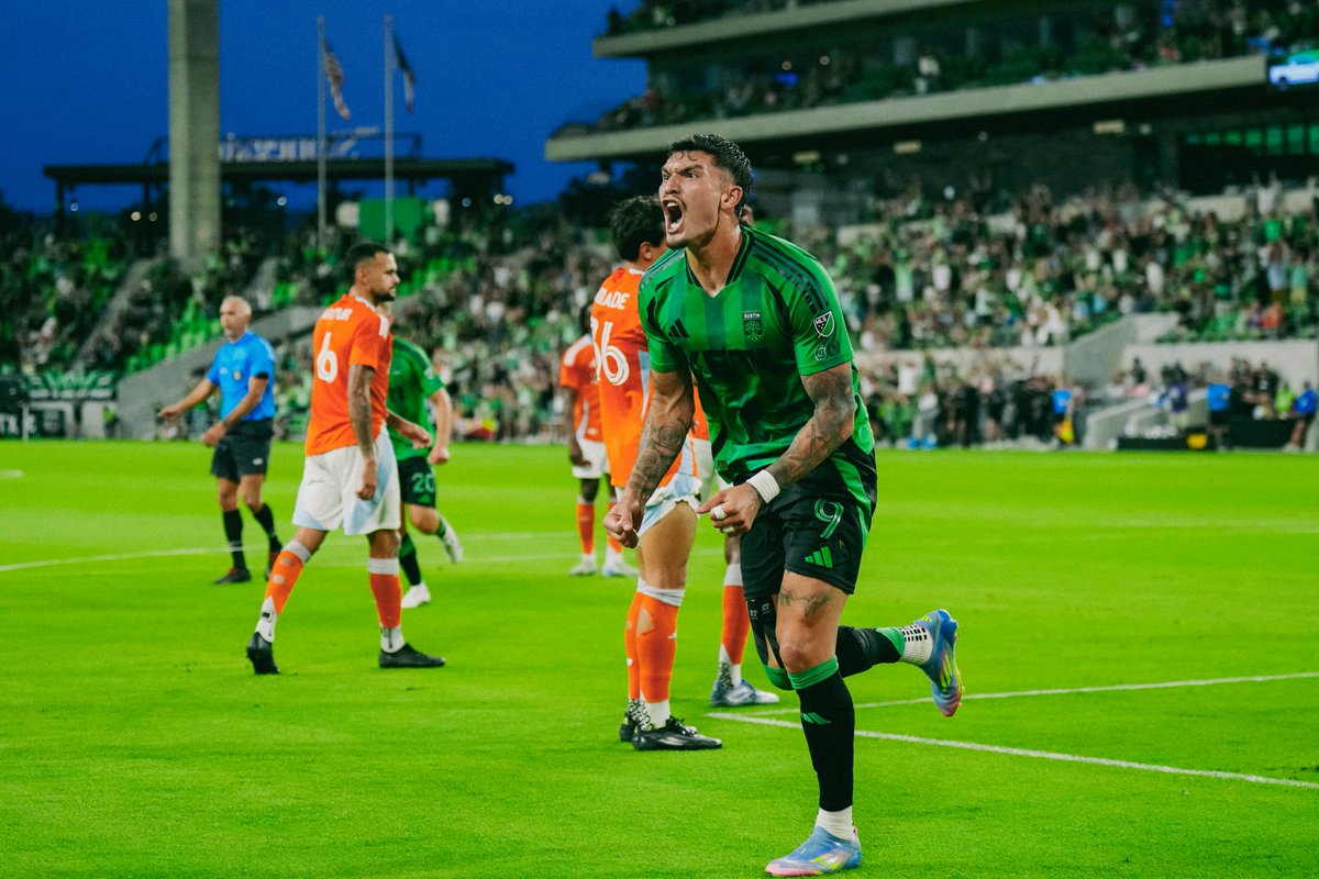 Who else but Brandon Vazquez to get the party started!? 🤩