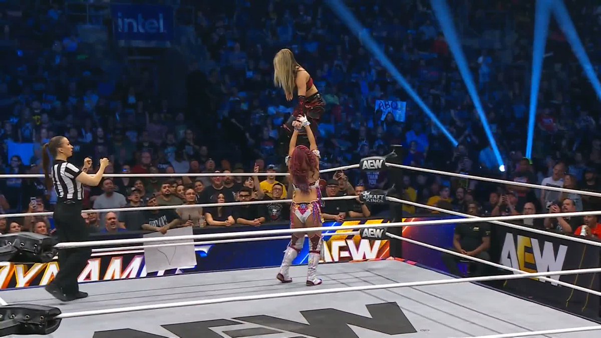 Both julia hart + Mina Shirakawa♡白川未奈 walk the ropes in our Main Event! Watch #AEWDynamite LIVE on TBS & MAX